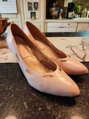 Women's Blush Pink Leather Mid-Heel Pumps